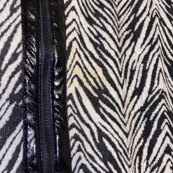 Zebra Black White Stripe Zip Up Jacket with Shiny Zippers Size Large - Picture 4 of 6